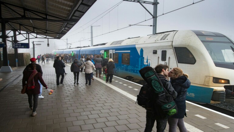 مفتشي قطار يمنعون راكب من الانتحار في محطة Kampen الهولندية