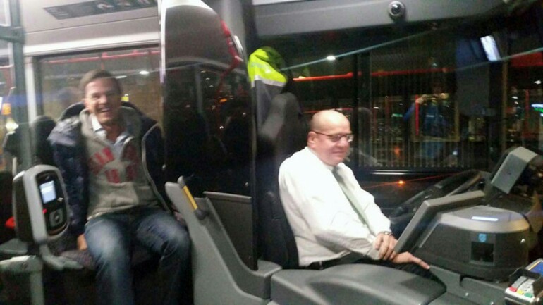رئيس الوزراء روتا يستقل حافلة ركاب يقودها  برلماني و وزير دولة لشؤون الأمن والعدل سابقا