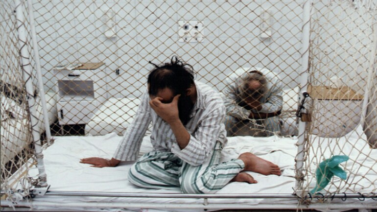 أسائوا معاملته واعتقلوه وخدروه على أنه مجنون مطلوب للعدالة - بسبب تشابه الأسماء