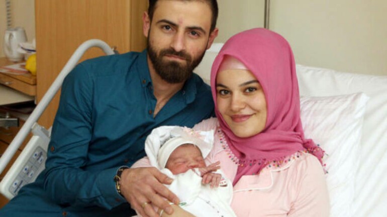 رحلوا هذه الحثالة - تعليقات كراهية على صورة أول طفل يولد في 2018