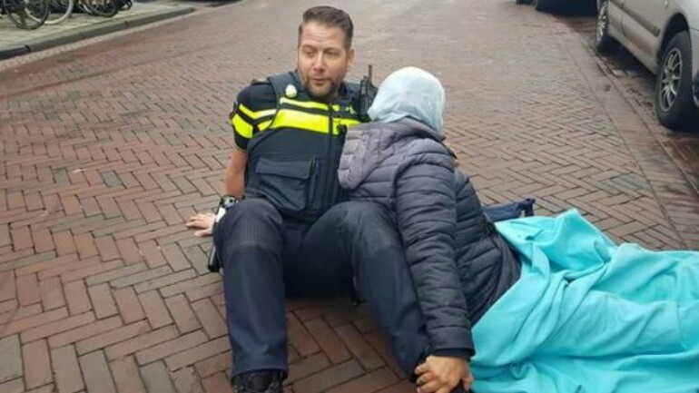 الثناء على شرطي من روتردام لمساعدته امرأة مصابة بأن جعل من جسده مسندا لها