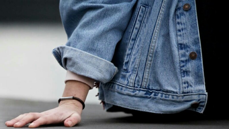 سوار برائحة نتنة جدا - اختراع هولندي لمواجهة التحرش !