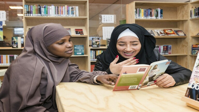 كيف يتعلم اللاجئين اللغة الهولندية ببرنامج أصدقاء اللغة في Alphen