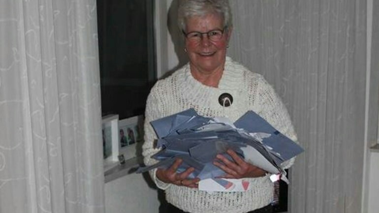 تيا تشعر بالصدمة - سألت الضرائب سؤال واحد فأرسلوا لها 36 ظرف بريدي بأوراق لتملئها !!