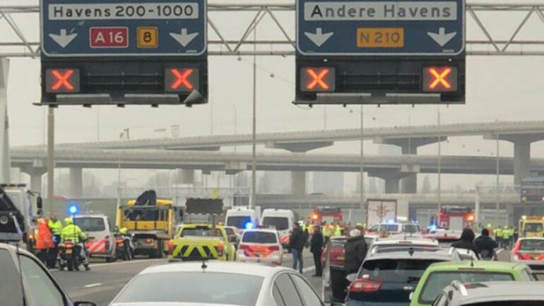 وفاة شخص والعديد من الجرحى في سلسلة تصادمات على الطريق السريع A16 على مفرق Ridderkerk