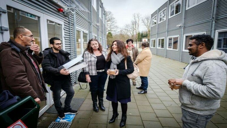 ترحيب حار بأول دفعة لاجئين تسكن مركز اللجوء الجديد في Wageningen