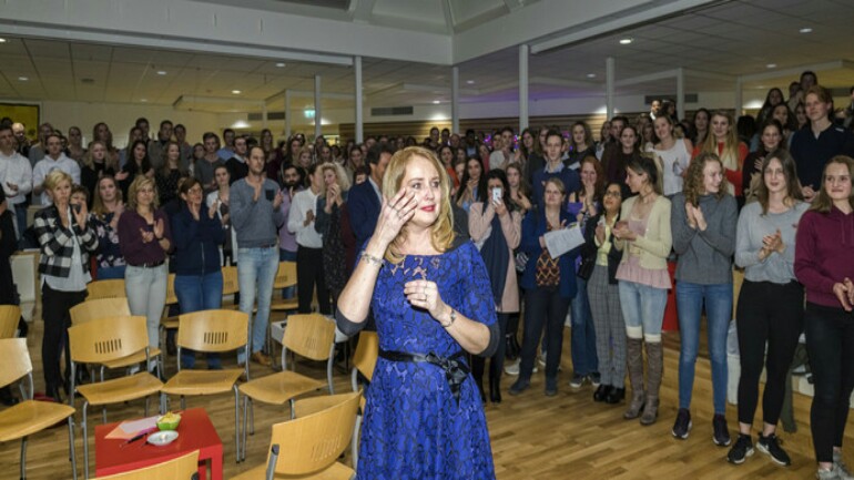 طلاب ومعلمي زوتيرمير ينظمون وداع مهيب لرينات معلمة مادة الاقتصاد - المريضة بمرض الموت