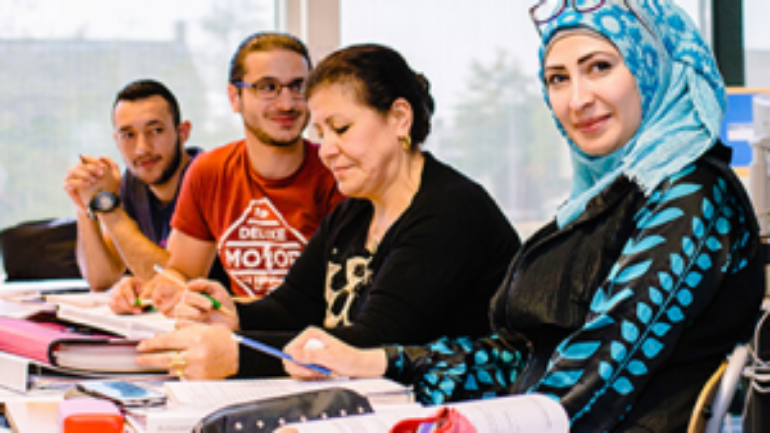 عمل اللاجيء دون مستواه التعليمي وخبرته لا يساعد في الاندماج