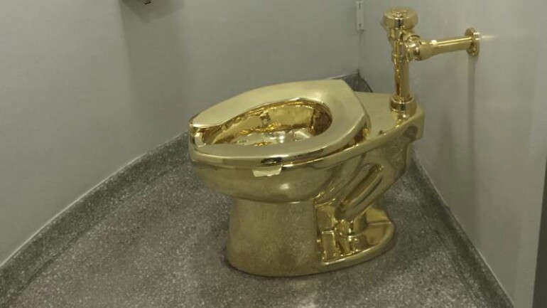 ترامب يطلب من المتحف لوحة لزوجته ميلانيا - فيعرضون عليه مرحاض ذهبي !