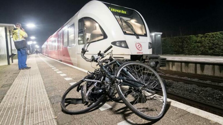 مجهولون يضعون دراجات هوائية على السكة الحديدية - سار عليها القطار وتعرض للأضرار