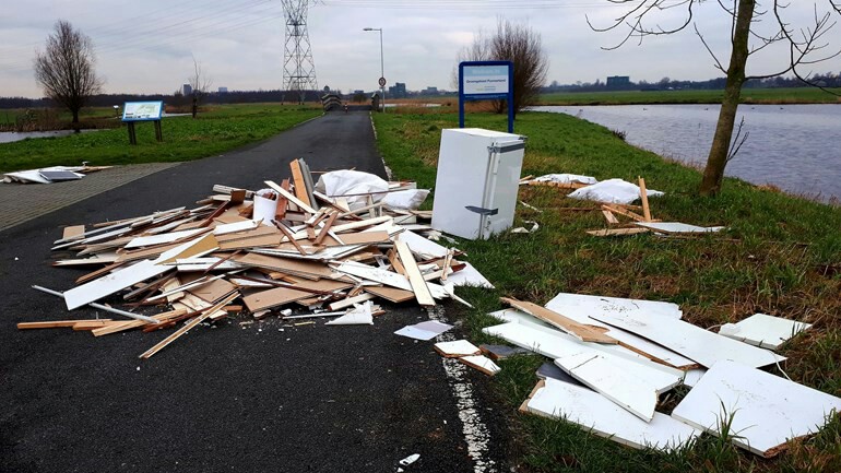 مطبخ كامل ملقى على قارعة الطريق في لاندسمير شمال هولندا