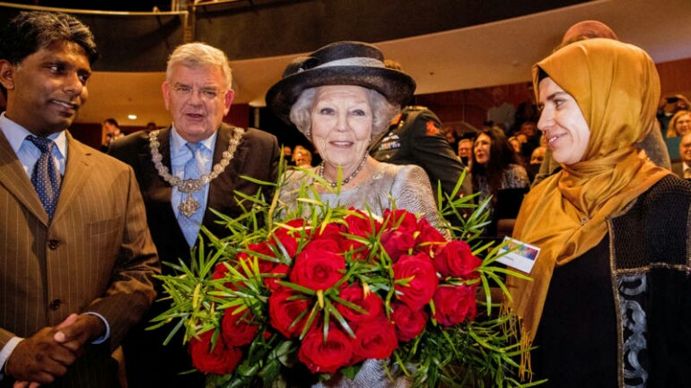 الأميرة بياتريكس (الملكة سابقا) تحتفل بميلادها ال 80 - لازالت تعمل و حيوية ومنضبطة بمواعيدها