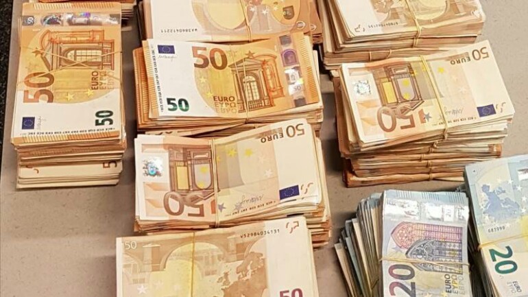العثور بالصدفة على مئات الألاف من اليورو بأكياس التسوق في روتردام
