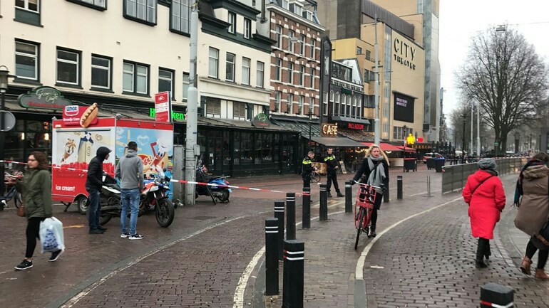 الشرطة تشتبه بحسن 17 عام بوضع قنبلة بمقهى في ساحة Leidseplein بأمستردام