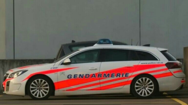 احتجزوا ابنة السائق كرهينة - فسلمهم شاحنة نقل الأمول !!