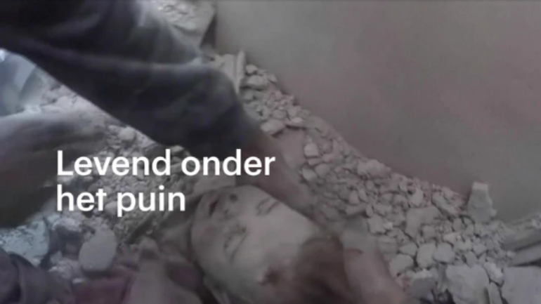 الإعلام الهولندي ينشر فيديو صادم من دوما بريف دمشق - لانتشال طفل من تحت الأنقاض