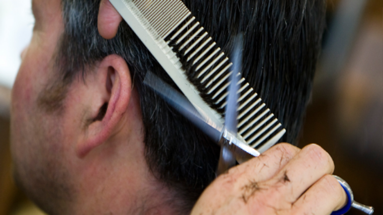 السجن سنة والعلاج النفسي لمصفف شعر حاول الانتحار عاريا بشمال هولندا