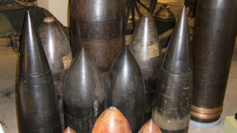 تأجيل جنازة ودفن متوفى بعد العثور على قنبلة أثناء حفر القبر !