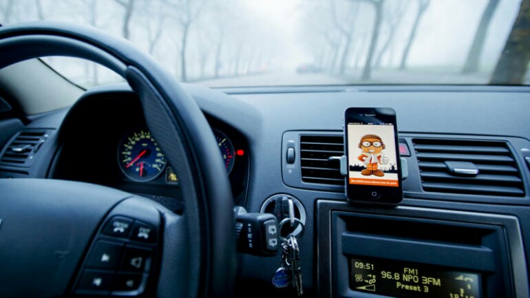 المحكمة: استعمال الهاتف المحمول إذا كان في حامل على لوحة القيادة غير معاقب عليه