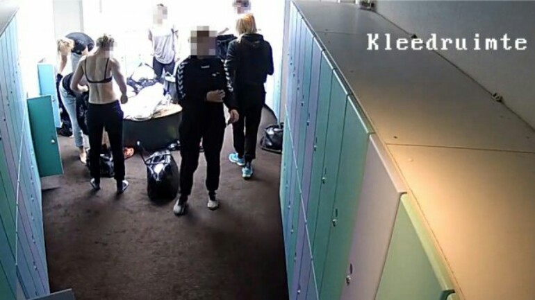 تصوير فريق كرة اليد النسائي الهولندي عاريات في الساونا وعرض الفيديو على المواقع الإباحية