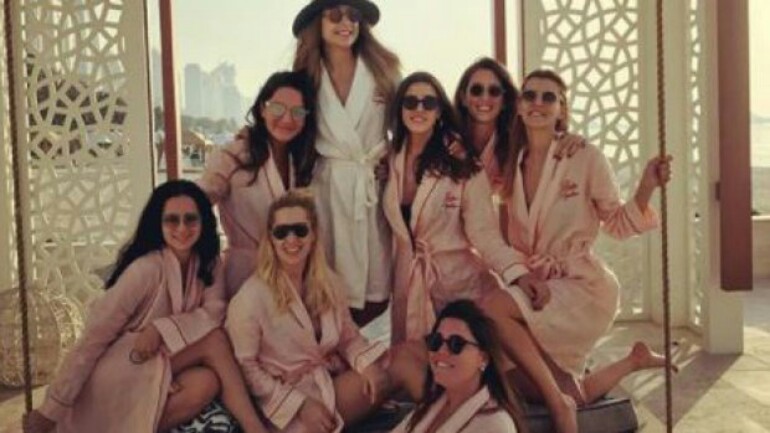 سافرت العروس مينا الى دبي لتحتفل مع صديقاتها بوداع العزوبية - تحطمت طائرتهم بطريق العودة اليوم