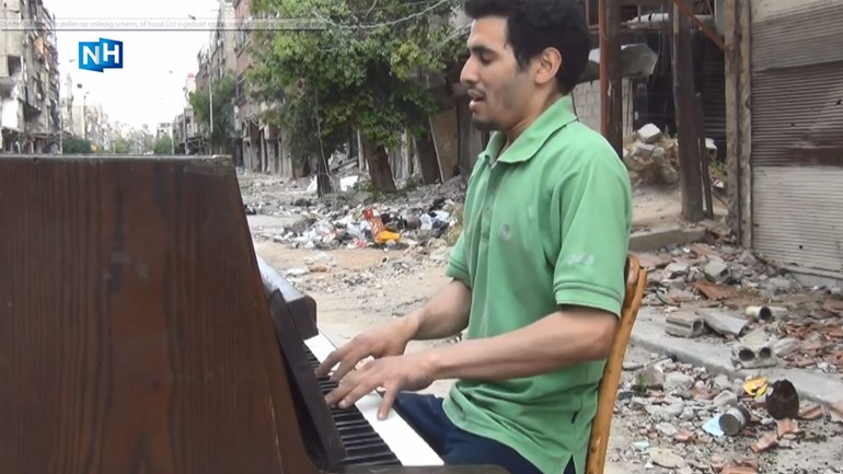 عازف البيانو القادم من الحرب في سوريا : الموسيقى تصنع الحب للحياة