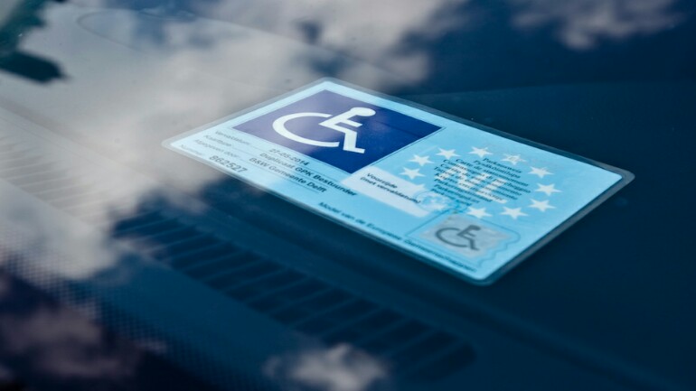 مسؤولان في بلدية أمستردام يمنحان بطاقات وقوف المعاقين بالاحتيال والتزوير