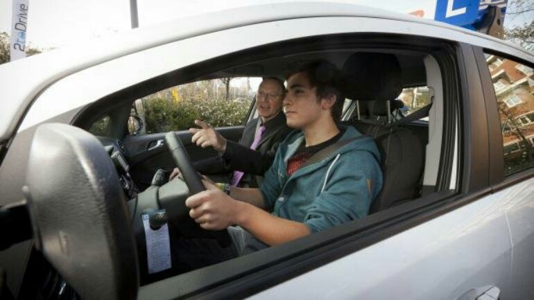اقرار تجربة حصول الشبان على رخصة قيادة السيارات في سن 17 عام