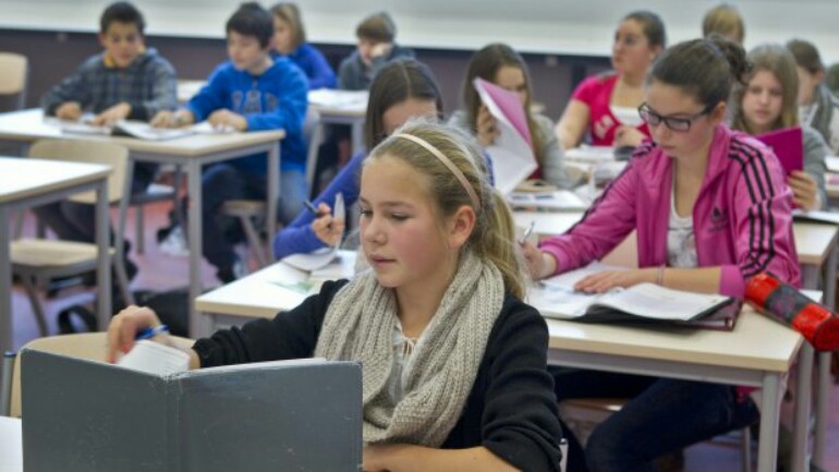 التوقف عن منح شهادات المدارس الممتازة في المدارس الابتدائية والثانوية