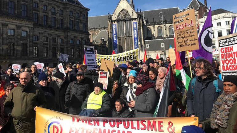 مظاهرة ضخمة اليوم في أمستردام ضد العنصرية - مرت بسلام دون حوادث