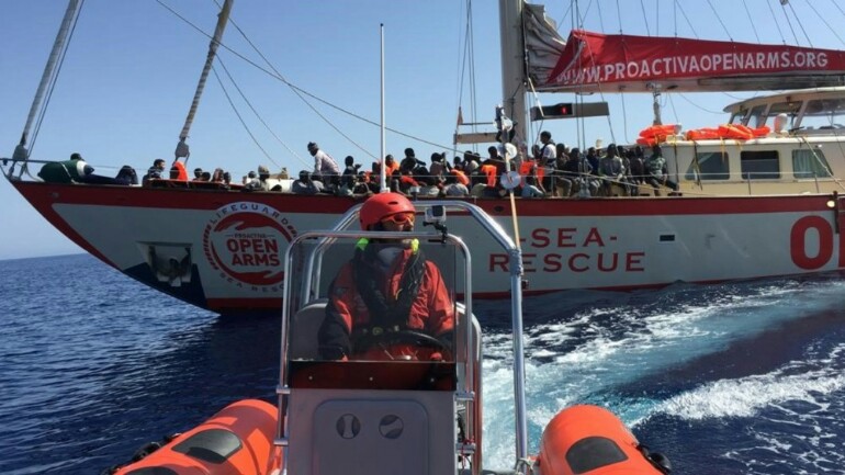 السلطات الايطالية تستولي على سفينة لمنظمة انسانية تحمل لاجئين
