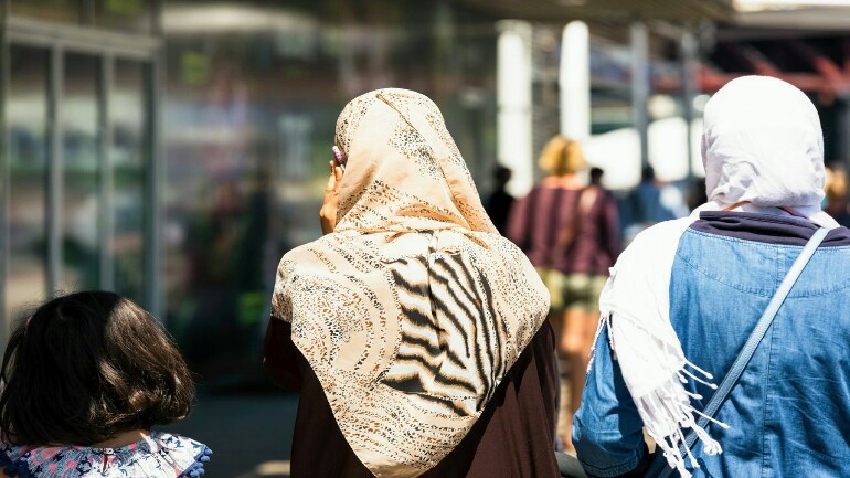 النيابة العامة الهولندية تقرر ايقاف التحقيق بقضية الاعتداء على فتاة محجبة في ايميلورد
