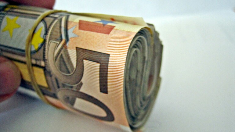 موظف بشركة المياه بأمستردام مديون دائما - يتحول فجأة إلى مليونير !