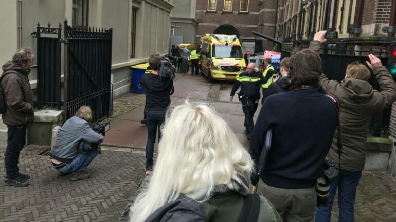 رجل يحاول الانتحار بشنق نفسه داخل قاعة البرلمان الهولندي