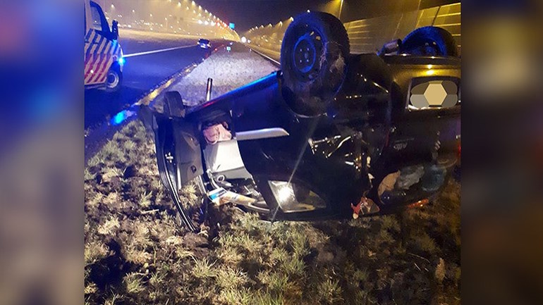 امرأة مخمورة تنقلب بسيارتها رأسا على عقب - كانت مشغولة بكل شيء الا قيادة السيارة