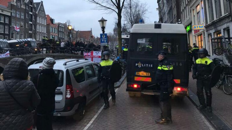 شرطة أمستردام تعتقل العشرات من المشجعين الإنجليز - الضرب بالهراوات، لقد طفح الكيل