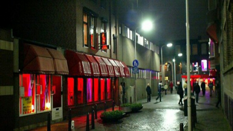 أحكام بالسجن لأفراد عائلة هنغارية جلبوا مومسات للعمل بالبغاء في Den Haag