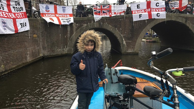 انجليزي يجلب دراجة رموها المشجعين بالنهر - أنا أخجل من أبناء وطني