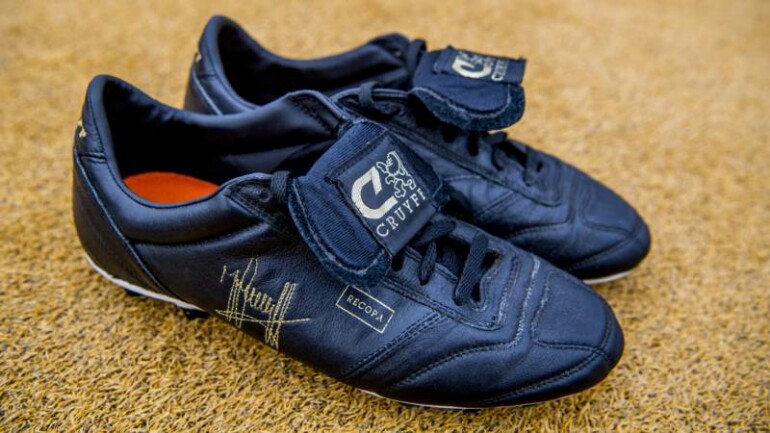 أخر حذاء مستعمل للاعب كرة القدم الهولندي يوهان كرويف يباع بالمزاد بثمن 30،000 يورو