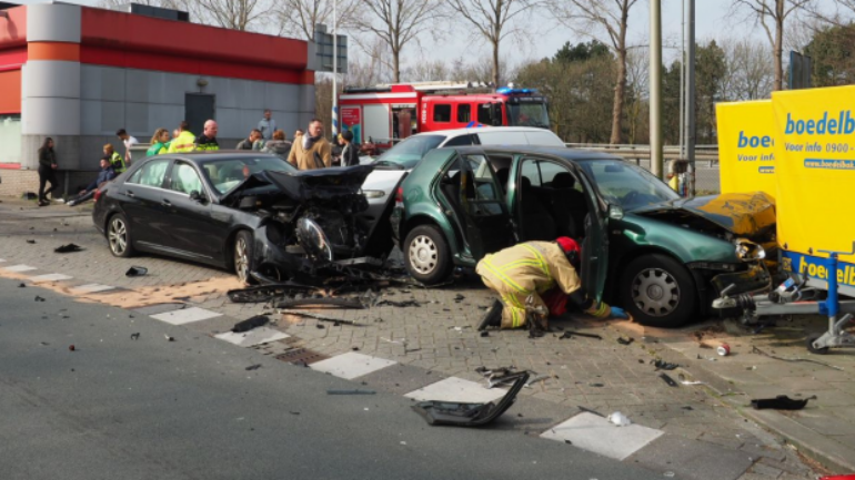 سائق سيارة أجرة يدهس شخصين ويصدم سيارة بمحطة وقود في Zaandam