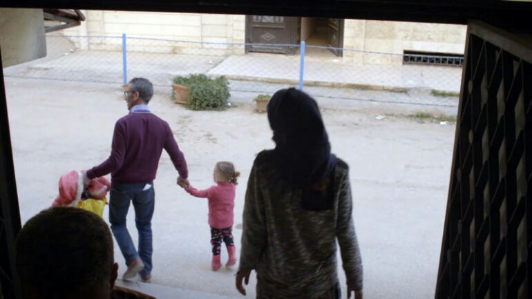 هل تعرفي من أنا؟ أنا جدك - حسين يخاطب حفيدته في سوريا