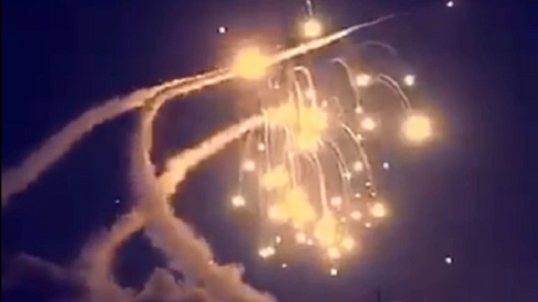 بالفيديو: سقوط صاروخ على الطريق السريع في الرياض أطلقه الحوثيون في اليمن