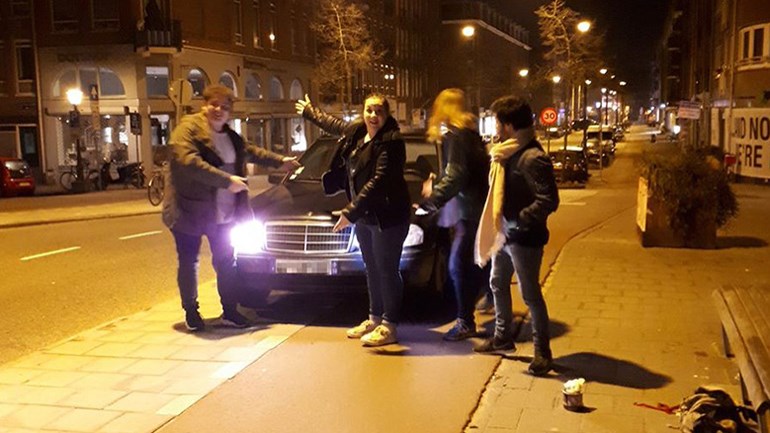 الشرطة تساعد سياح فرنسيين بالبحث عن سيارتهم التي أضاعوا مكانها بأمستردام
