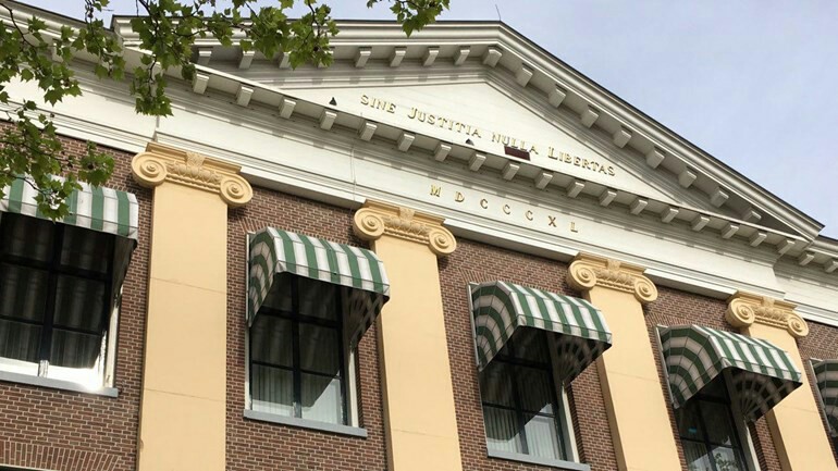 النيابة العامة : السجن سنة ونصف لزوج من أرنهيم - طرد زوجته عارية للشارع وكتب عليها عاهرة