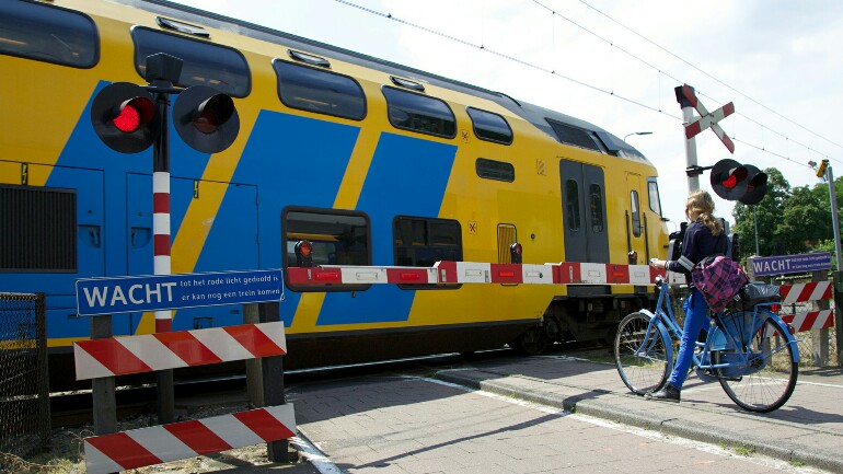 تجاوز حاجز السكة الحديدية مع الضوء الأحمر يكلف 230 يورو