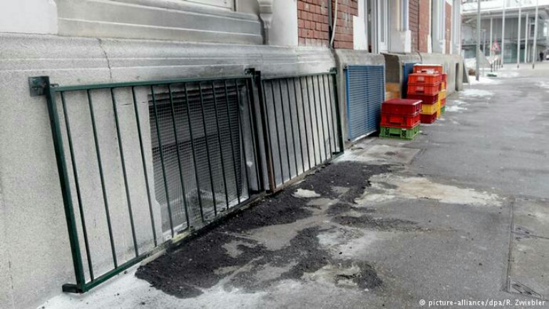 إلقاء القبض على أربعة لاجئين سوريين بتهمة إحراق مسجد في ألمانيا