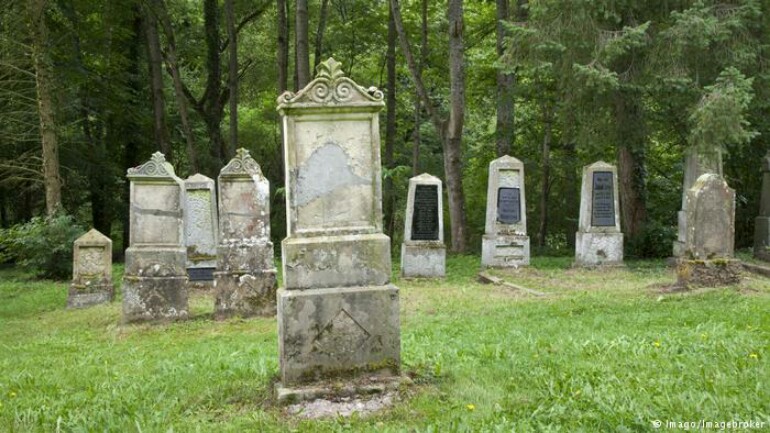 العثور على جثة مشرد مقطوعة الرأس في مقبرة مدينة كوبلنز بألمانيا