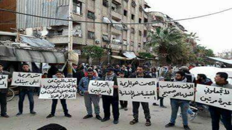 اعتصام لأهالي مخيم اليرموك جنوب دمشق للمطالبة بحمايتهم وفتح الطريق
