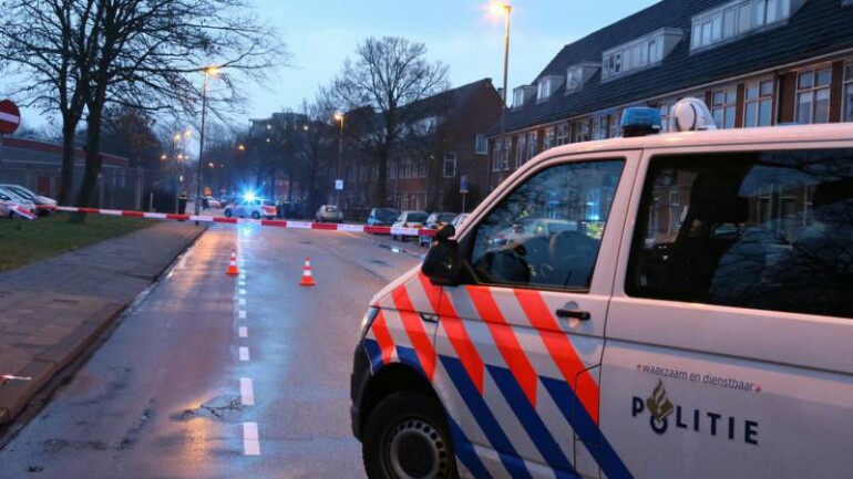 رجل يشهر سيف ويطعن شخص بمشاجرة صباح اليوم في Leeuwarden