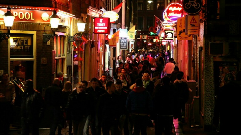 قواعد صارمة تفرضها بلدية أمستردام على المجموعات السياحية في منطقة الشارع الأحمر
